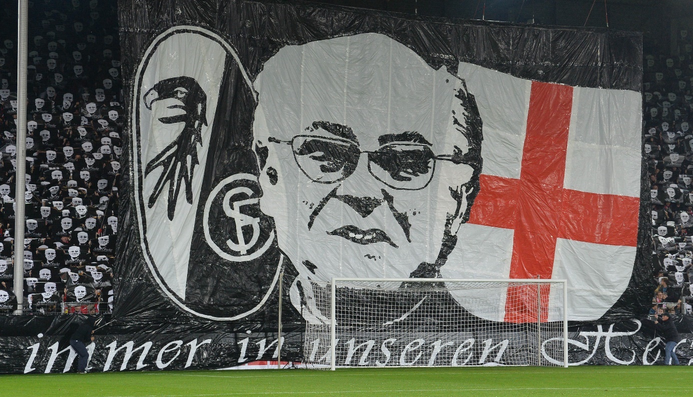 Die Fans des SC Freiburg gedenken dem verstorbenen Präsidenten Achim Stocker anlässlich des 10. Todestages. Foto: Imago Images/Matthias Koch