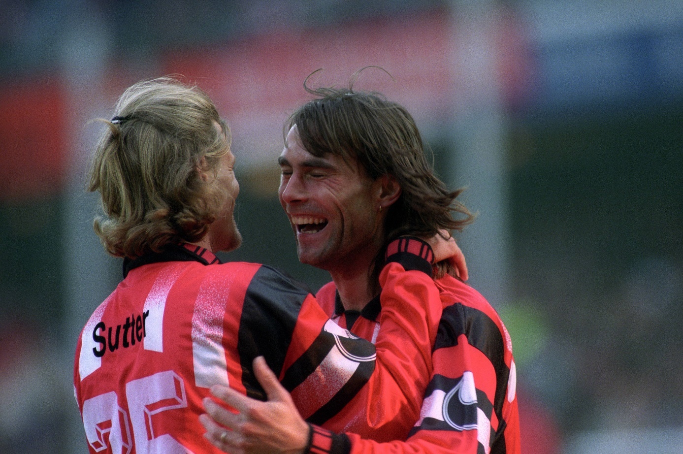 Harry Decheiver (r.) und Alain Sutter (l.) jubeln am 09.03.1996 beim Sieg gegen den FC Bayern München. Foto: Imago Images/Werek