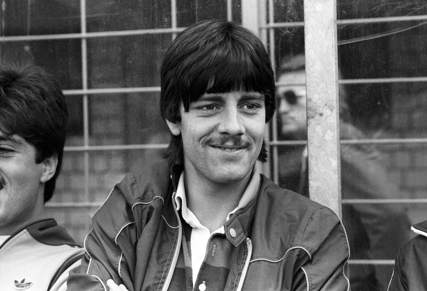 Jogi Löw — mit modischer 80-er Jahre Frisur am 31.05.1980 auf der Bank des SC Freiburg. Foto: Imago Images